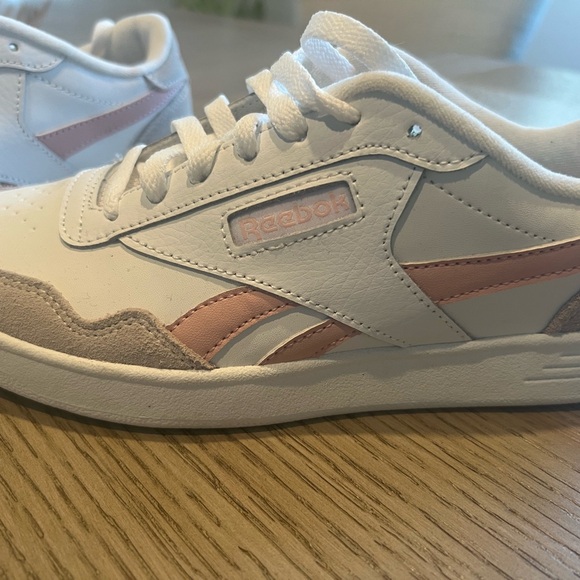 Soft and beautiful Reebok shoes, new and never worn - Picture 3 of 3